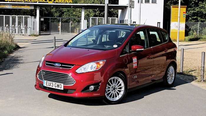 Το υβριδικό Ford C-MAX Energi που φορτίζει από πρίζα, μειώνει την κατανάλωση και τις εκπομπές CO2, ενώ διατηρείται οδηγικά ενδιαφέρον.